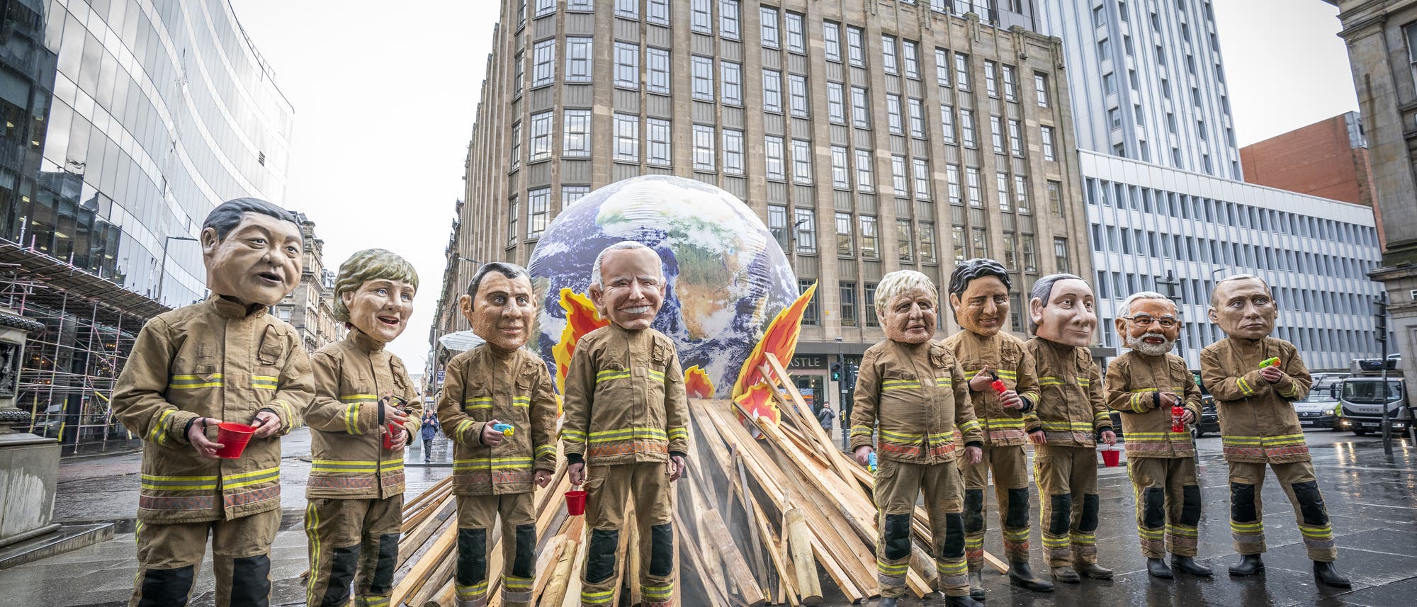 Protest während des Klimagipfels - Demonstranten stecken die Welt symbolisch in Brand
