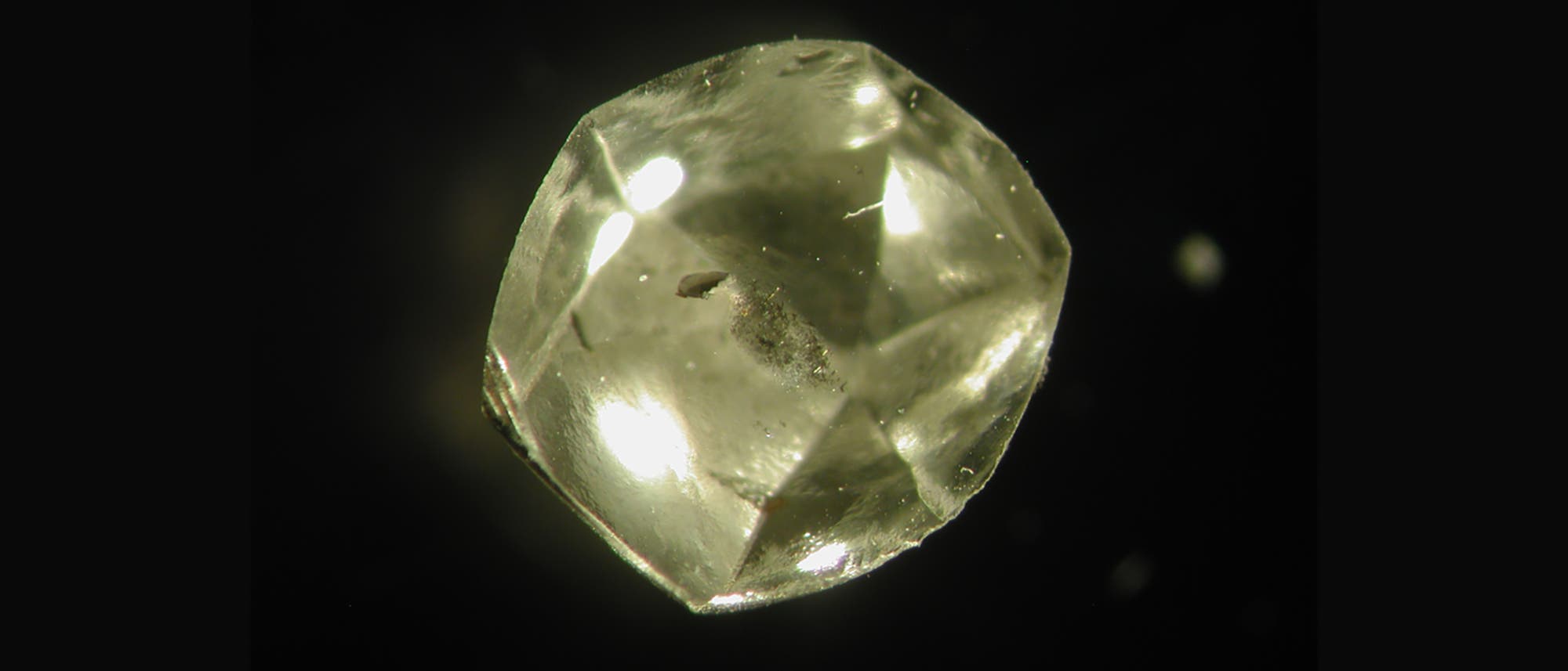 Südafrikanischer Diamant mit Flüssigkeit im Inneren.