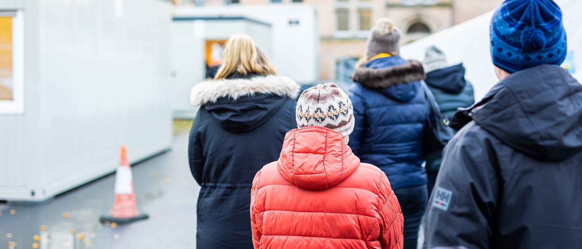 Im November 2021 warten Menschen vor Impfzelten in Hannover