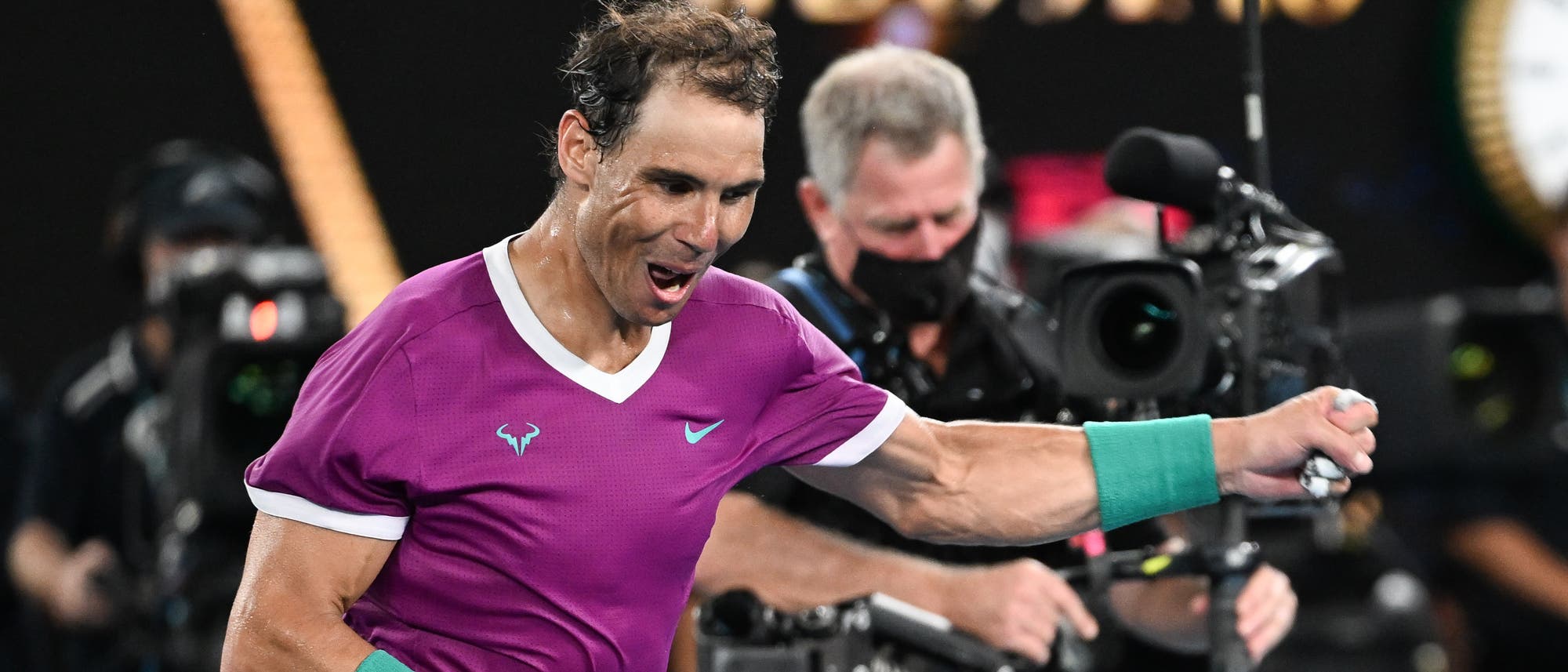 Der Tennisprofi Rafael Nadal jubelt nach seinem Sieg über den an Nummer 2 gesetzten Danil Medvedev im Endspiel der Australian Open 2022 in Melbourne, Australien.
