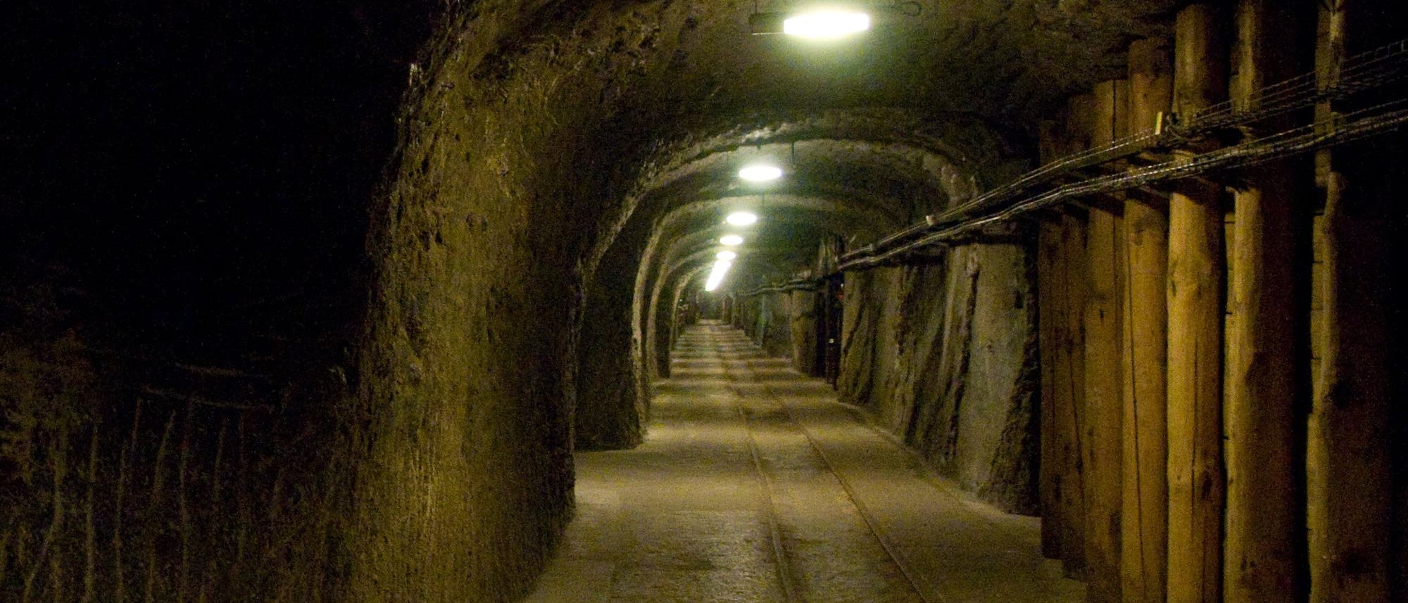 Schautunnel eines aufgelassenen Salzbergwerks