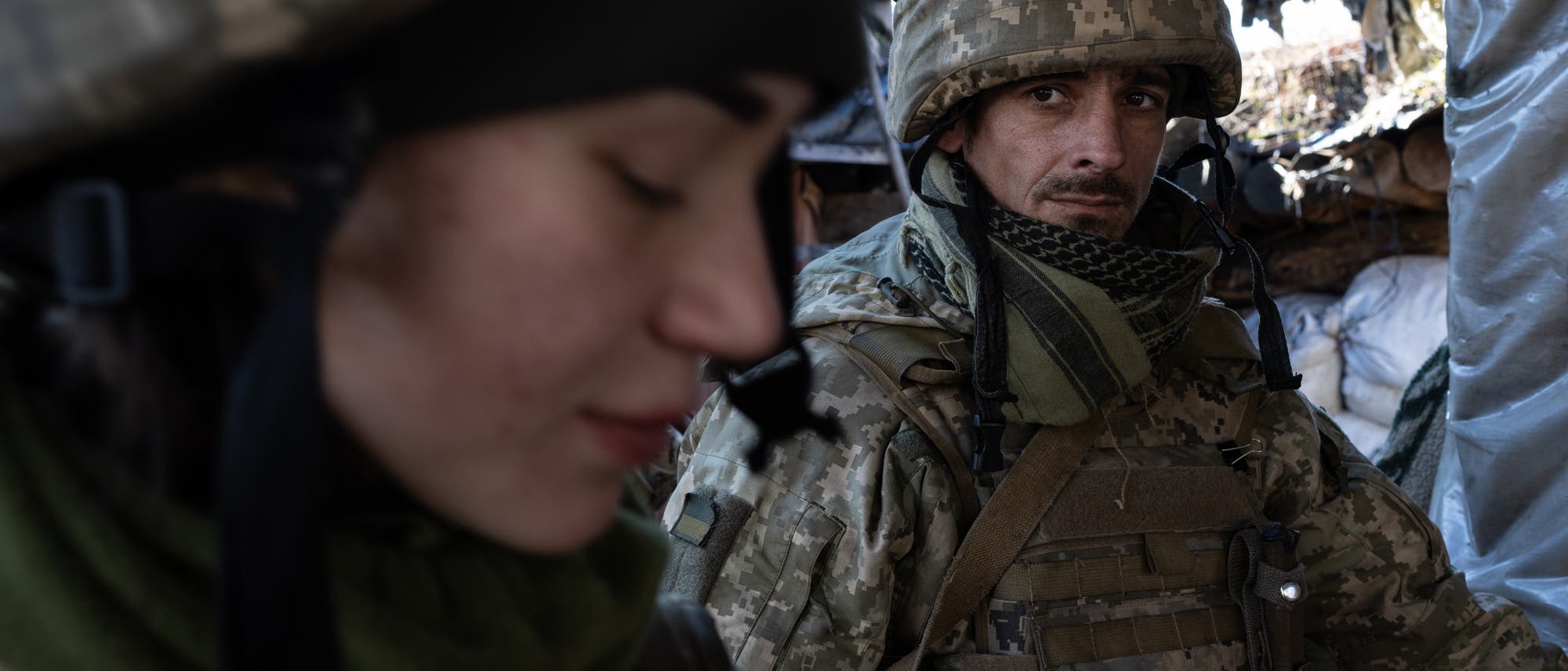 Ukrainische Soldaten patrouillieren entlang der Frontlinie außerhalb von Switlodarsk während des schweren Beschusses durch separatistische Kräfte am 19. Februar 2022. 
