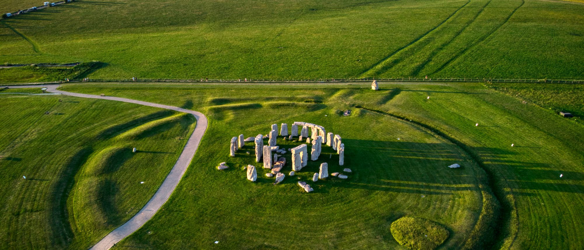 Die jungsteinzeitliche Rundanlage von Stonehenge in England im Luftbild.