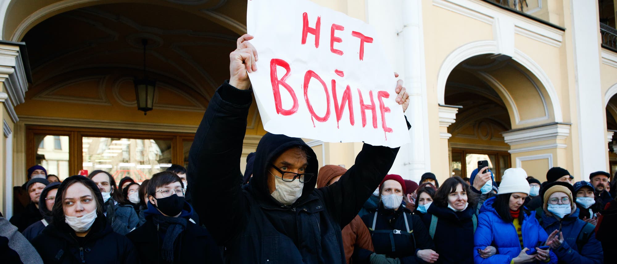Menschen demonstrierten am 27. Februar 2022 in St. Petersburg gegen Russlands Angriffskrieg gegen die Ukraine. Auf dem Schild steht »Kein Krieg«.