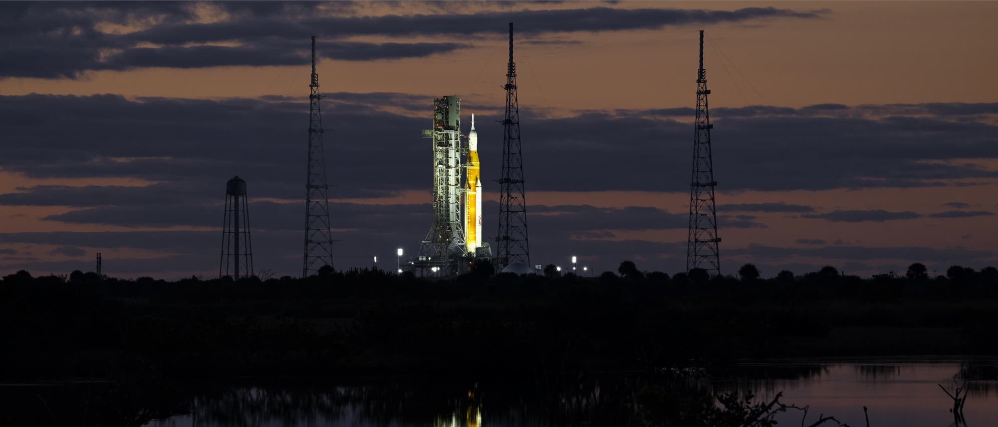 Der Booster der SLS-Rakete stand bei ihrer Generalprobe am 12. April 2022 auf dem Komplex 39B des Kennedy Space Center in Florida.