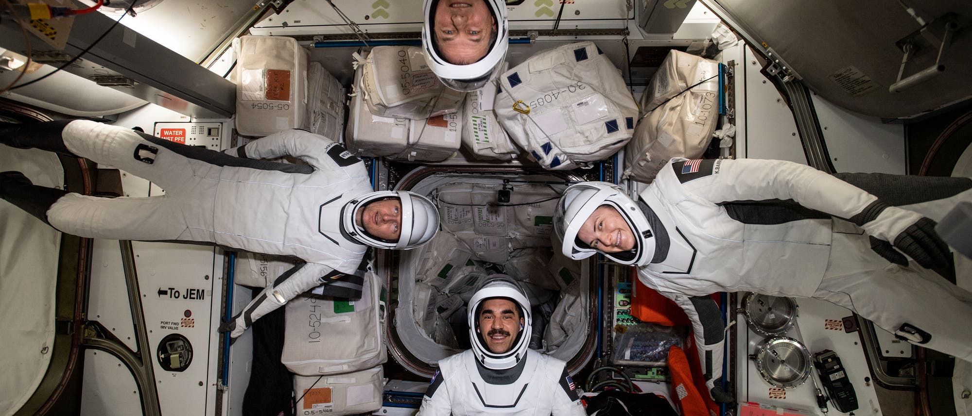 Die vier kommerziellen Crew-Astronauten der SpaceX Crew-3-Mission sind in ihren Dragon-Raumanzügen bei einem Fit-Check an Bord des Harmony-Moduls der Internationalen Raumstation zu sehen. (21. April 2021)