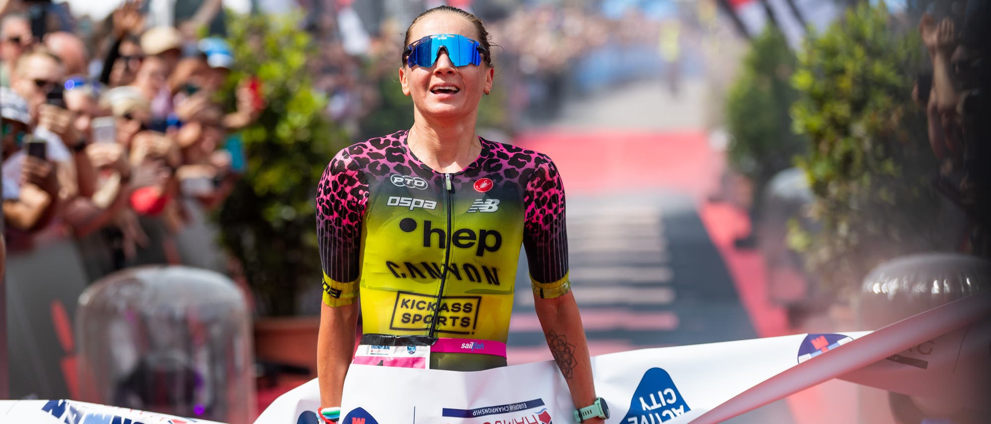 Die deutsche Triathletin Laura Philipp läuft beim Wettbewerb »Ironman European Championship« in Hamburg  am 05.05.2022 als Erste über die Ziellinie.