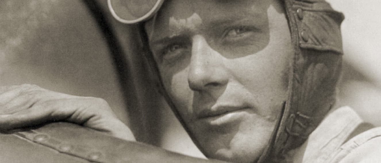Charles Lindbergh sitzt im Cockpit eines Flugzeugs, ca. 1928