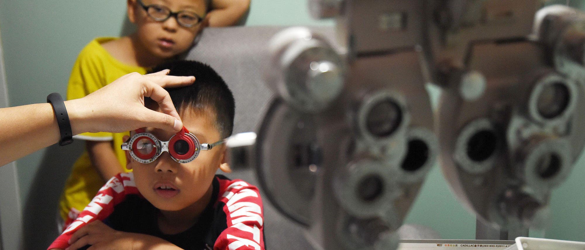 Ein Arzt untersucht die Sehkraft eines Kindes mit Kurzsichtigkeit in der nordchinesischen Provinz Hebei.