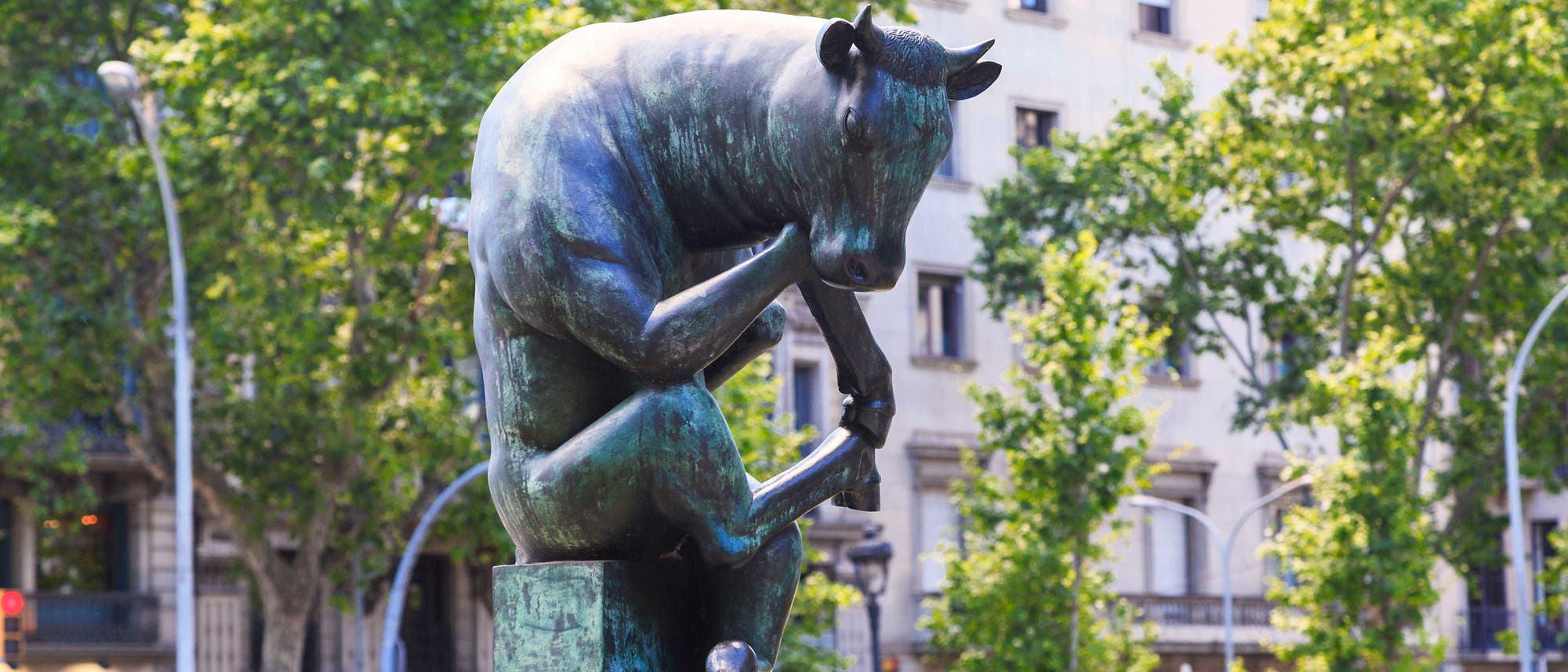 Skulptur eines Stiers in Denkerpose in Barcelona, Spanien