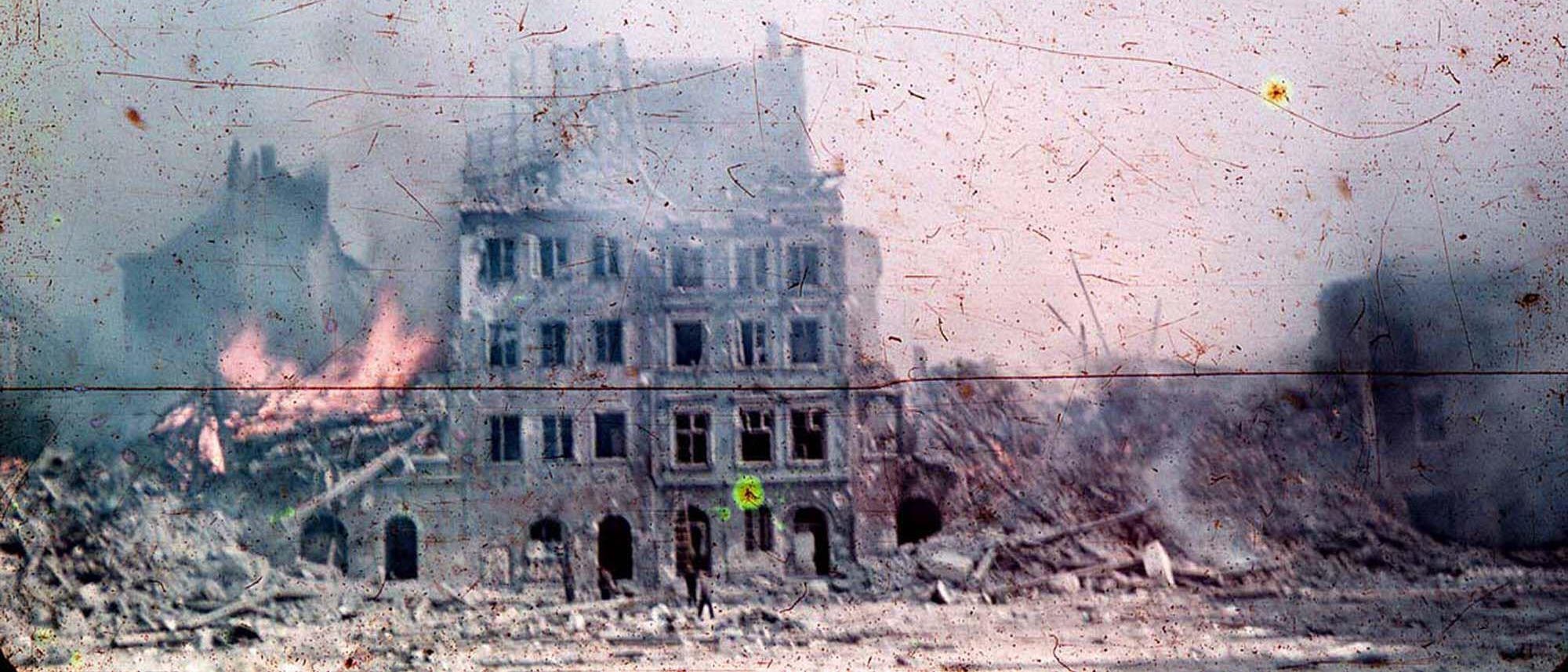 Alte Farbaufnahme brennender Gebäude