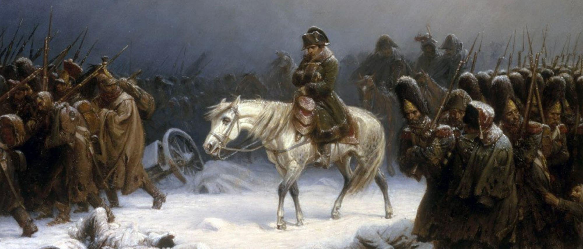 Ein Gemälde zeigt eine historische Szene mit einem Reiter auf einem weißen Pferd, umgeben von erschöpften Soldaten in Winterkleidung. Der Boden ist schneebedeckt, und einige Soldaten liegen am Boden. Die Atmosphäre wirkt düster und bedrückend, was die Härte der dargestellten Situation unterstreicht. Im Hintergrund sind Kanonen und weitere Soldaten zu sehen, die den Eindruck eines Rückzugs oder einer Niederlage vermitteln. Das Gemälde stammt von Adolph Northen und hat den Titel: Napoleons Rückzug aus Russland, 1851. Ein Gemälde zeigt eine historische Szene mit einem Reiter auf einem weißen Pferd, umgeben von erschöpften Soldaten in Winterkleidung. Der Boden ist schneebedeckt, und einige Soldaten liegen am Boden. Die Atmosphäre wirkt düster und bedrückend, was die Härte der dargestellten Situation unterstreicht. Im Hintergrund sind Kanonen und weitere Soldaten zu sehen, die den Eindruck eines Rückzugs oder einer Niederlage vermitteln. Das Gemälde stammt von Adolph Northen und hat den Titel: Napoleons Rückzug aus Russland, 1851.