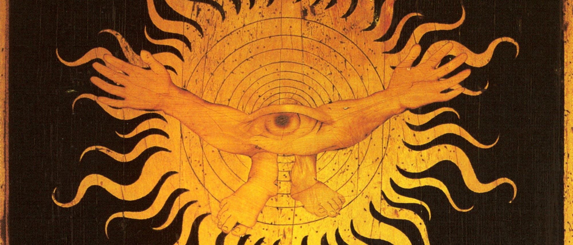Eine kunstvolle Holzintarsie zeigt ein zentrales Auge, umgeben von strahlenförmigen Linien, die an Sonnenstrahlen erinnern. Zwei ausgestreckte Arme und Beine ragen aus dem Auge heraus. Das Bild hat einen goldenen Ton auf einem dunklen Hintergrund und vermittelt ein mystisches, symbolisches Thema.