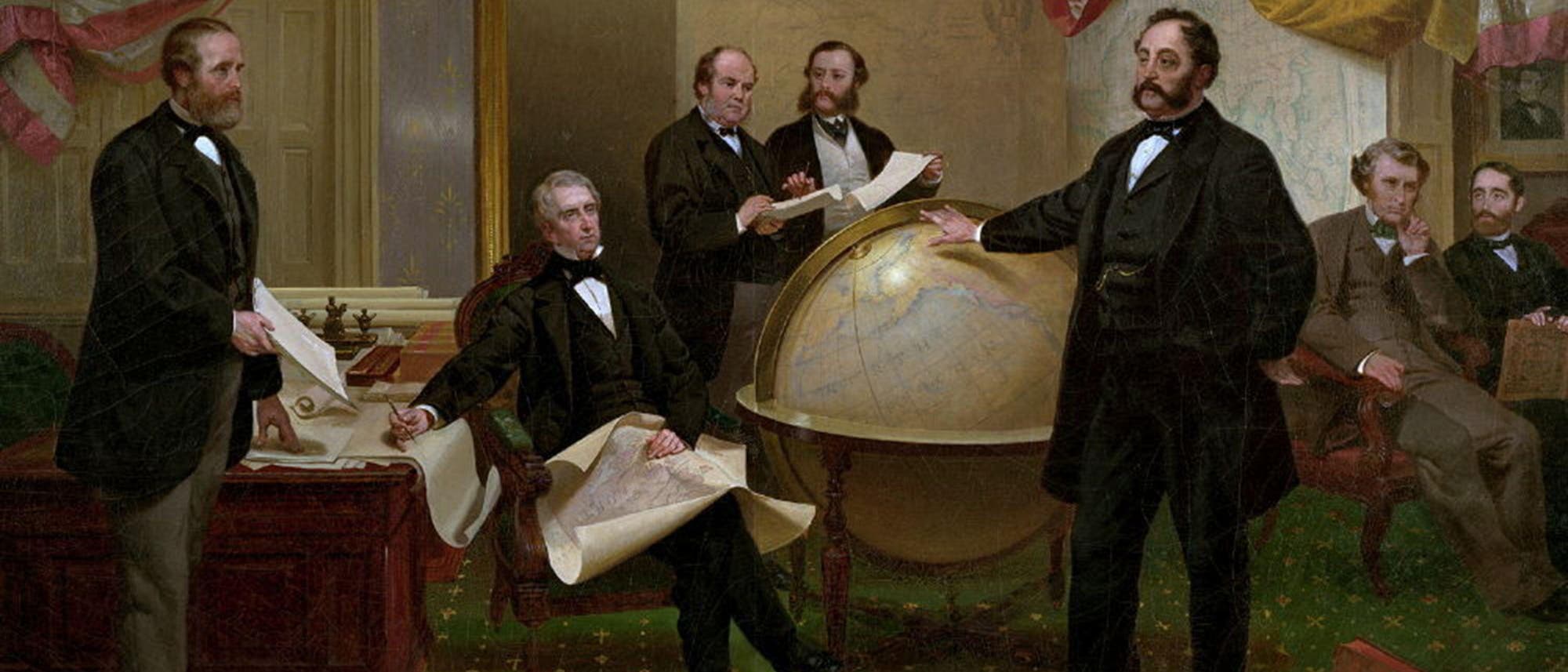 Eine historische Szene zeigt mehrere Männer in formeller Kleidung, die um einen großen Globus versammelt sind. Einer der Männer steht und gestikuliert in Richtung des Globus, während andere aufmerksam zuhören, vor allem eine zweite zentrale Figur, die neben dem Globus auf einem Stuhl sitzt. Im Hintergrund sind amerikanische Flaggen dekorativ drapiert. Die Männer scheinen in eine Diskussion vertieft zu sein. Der Raum ist mit Holzmöbeln ausgestattet, und es liegen Karten und Dokumente auf einem Tisch. Eine historische Szene zeigt mehrere Männer in formeller Kleidung, die um einen großen Globus versammelt sind. Einer der Männer steht und gestikuliert in Richtung des Globus, während andere aufmerksam zuhören, vor allem eine zweite zentrale Figur, die neben dem Globus auf einem Stuhl sitzt. Im Hintergrund sind amerikanische Flaggen dekorativ drapiert. Die Männer scheinen in eine Diskussion vertieft zu sein. Der Raum ist mit Holzmöbeln ausgestattet, und es liegen Karten und Dokumente auf einem Tisch.