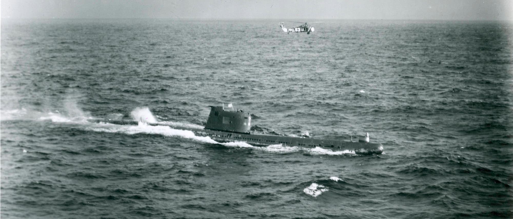 Ein Helikopter der US-Navy überwacht während der Blockade ein sowjetisches U-Boot