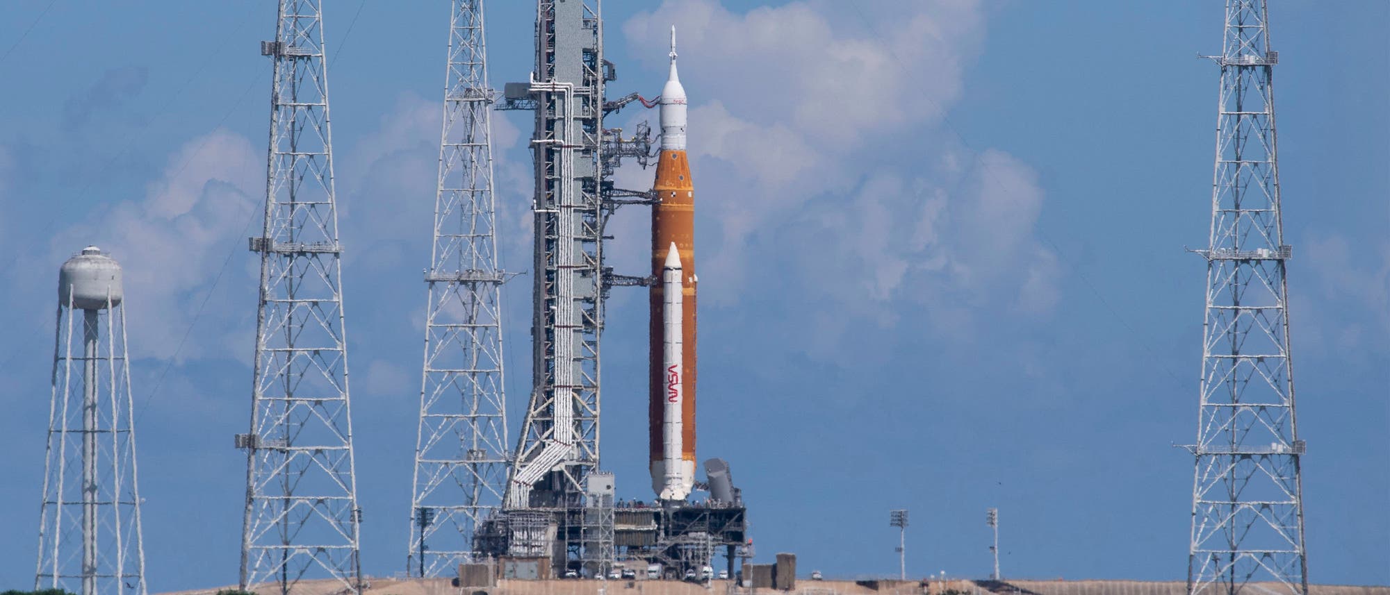 Das Space Launch System mit der Orion-Kapsel an der Spitze auf der Startrampe am 1. September 2022