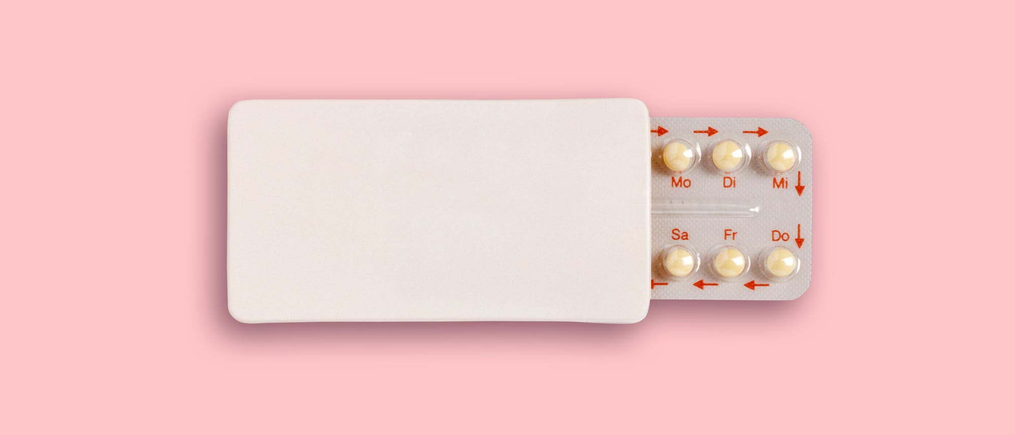 Eine Packung mit oralen Verh&uuml;tungspillen auf einem rosa Hintergrund. Die Blisterpackung zeigt eine Woche mit den Abk&uuml;rzungen der Wochentage in Deutsch: Mo, Di, Mi, Do, Fr, Sa. Pfeile zeigen die Einnahmerichtung an.