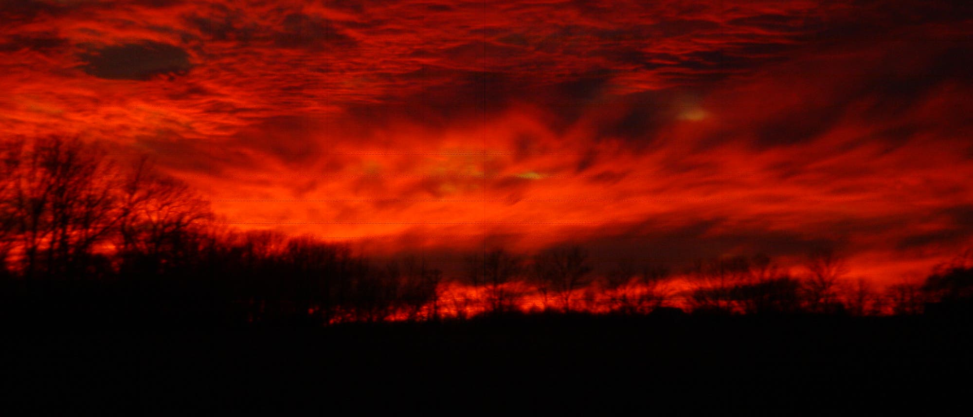 Roter, bedrohlicher Sonnenuntergang