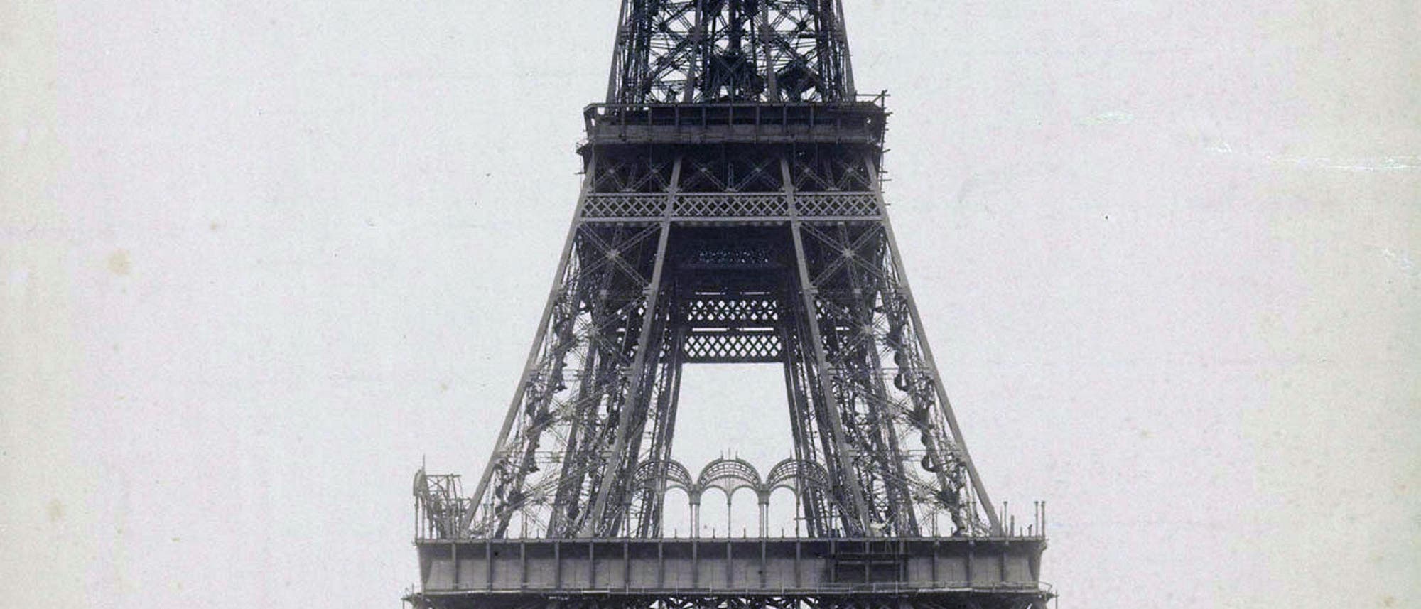 Der Eiffelturm wurde innerhalb von zwei Jahren erbaut – zwischen 1887 und 1889. Das Bild zeigt den Bauzustand im Jahr 1888.