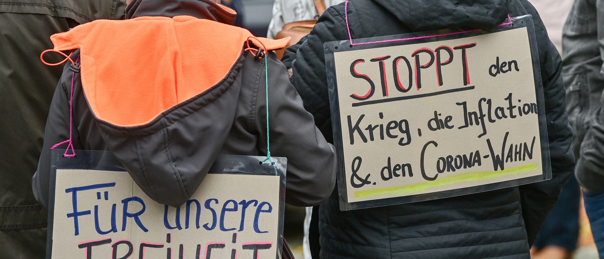 Zwei Frauen tragen Plakate mit der Aufschrift »Für unsere Freiheit und die unserer Kinder« und »Stoppt den Krieg, die Inflation und den Corona-Wahn« bei einer Demonstration in Frankfurt (Oder) am 03.10.2022.