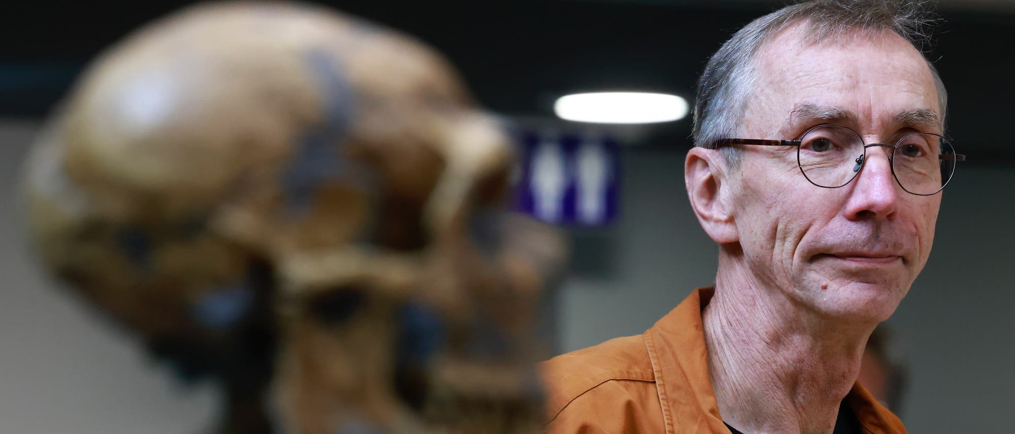 Medizin-Nobelpreisträger Svante Pääbo neben einem rekonstruierten Neandertaler-Schädel