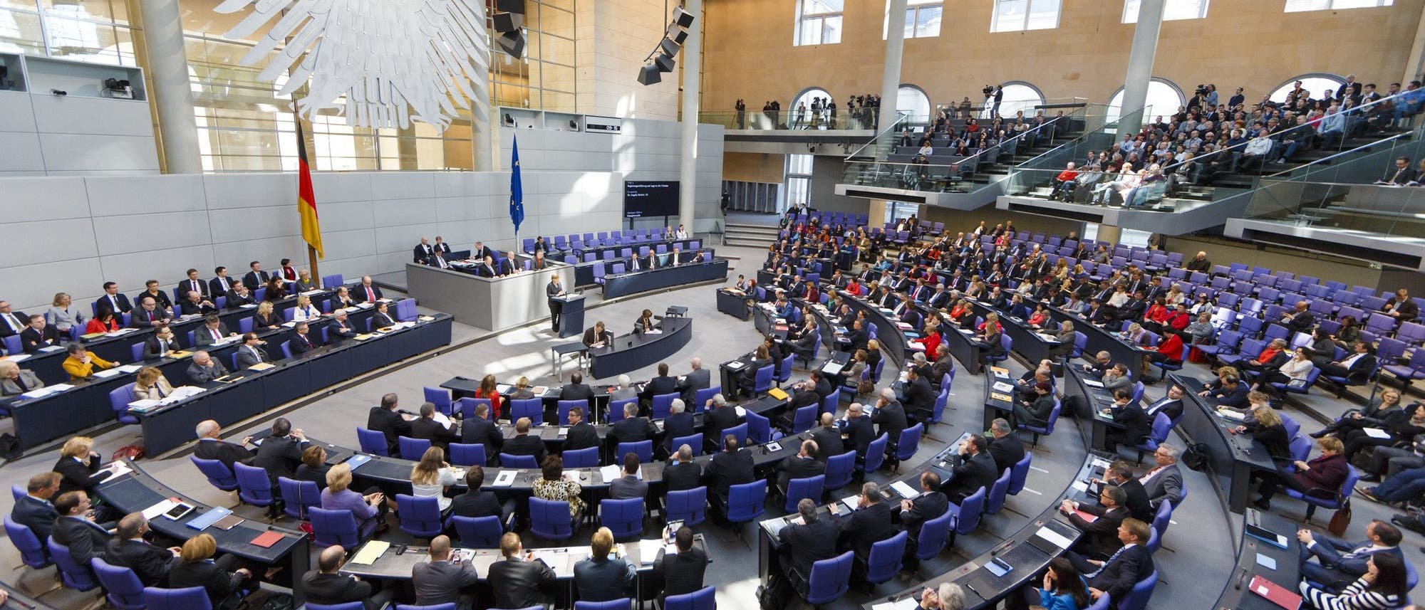 Totale aus dem Hintergrund auf den Bundestag, während die Bundeskanzlerin eine Regierungserklärung abgibt.