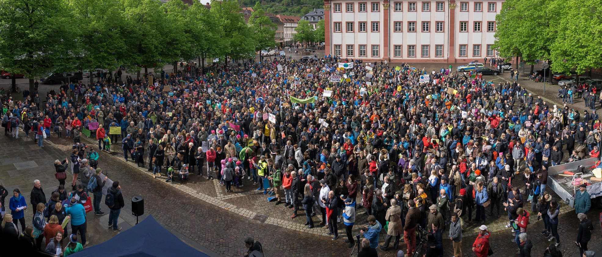 Bis zu 2000 Teilnehmer waren beim March for Science Heidelberg - hier bei der Abschlusskundgebung am Universitätsplatz.