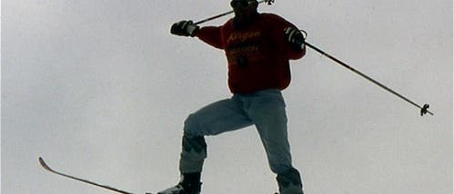 Skifahrer ohne Helm