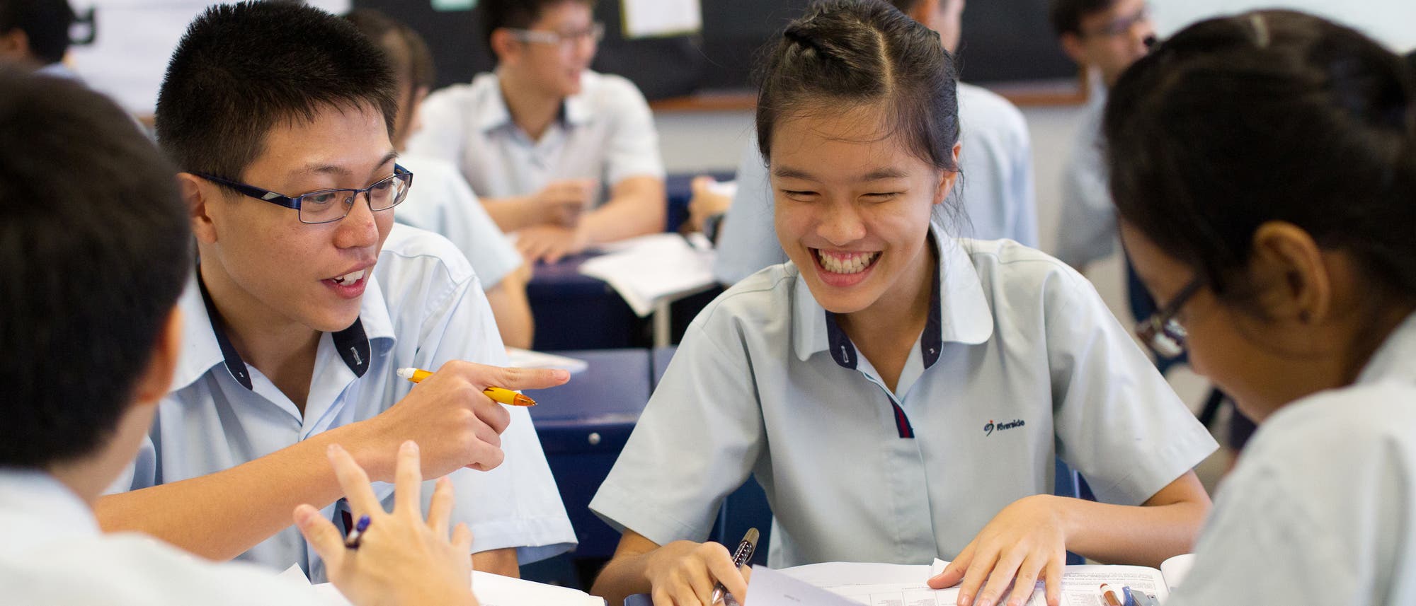 Schülerinnen und Schüler lernen gemeinsam in einer Schule in Singapur.