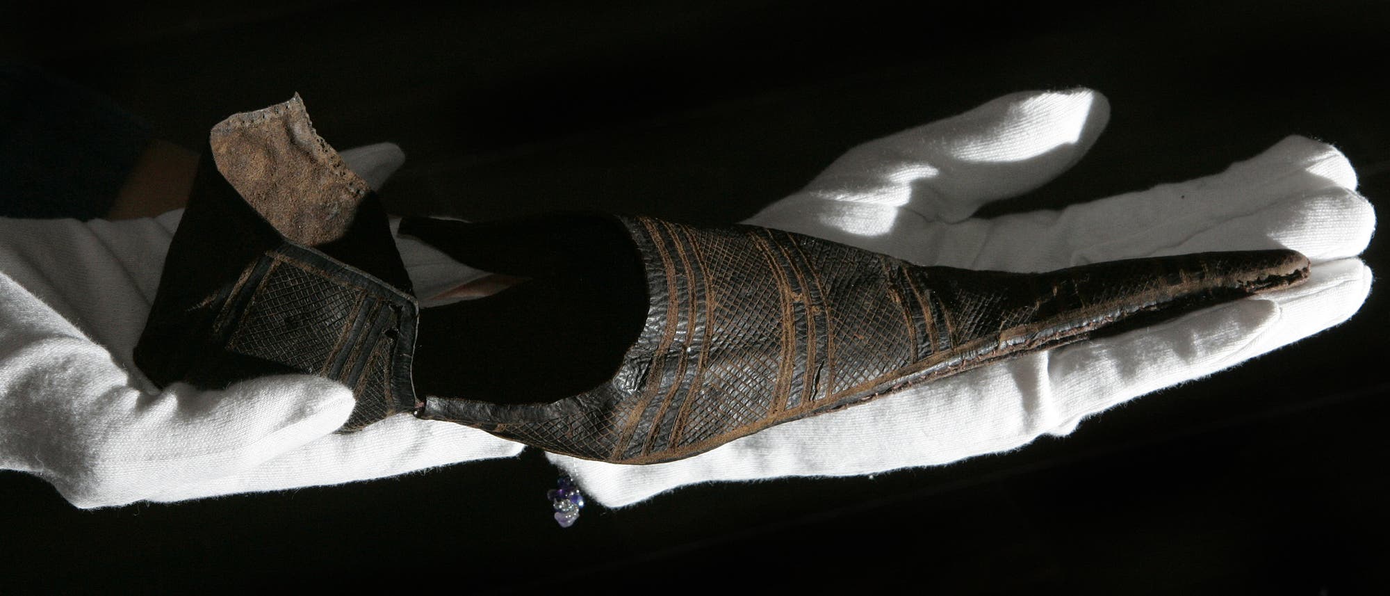 Schnabelschuh im Museum of London aus dem 14. bis 15. Jahrhundert