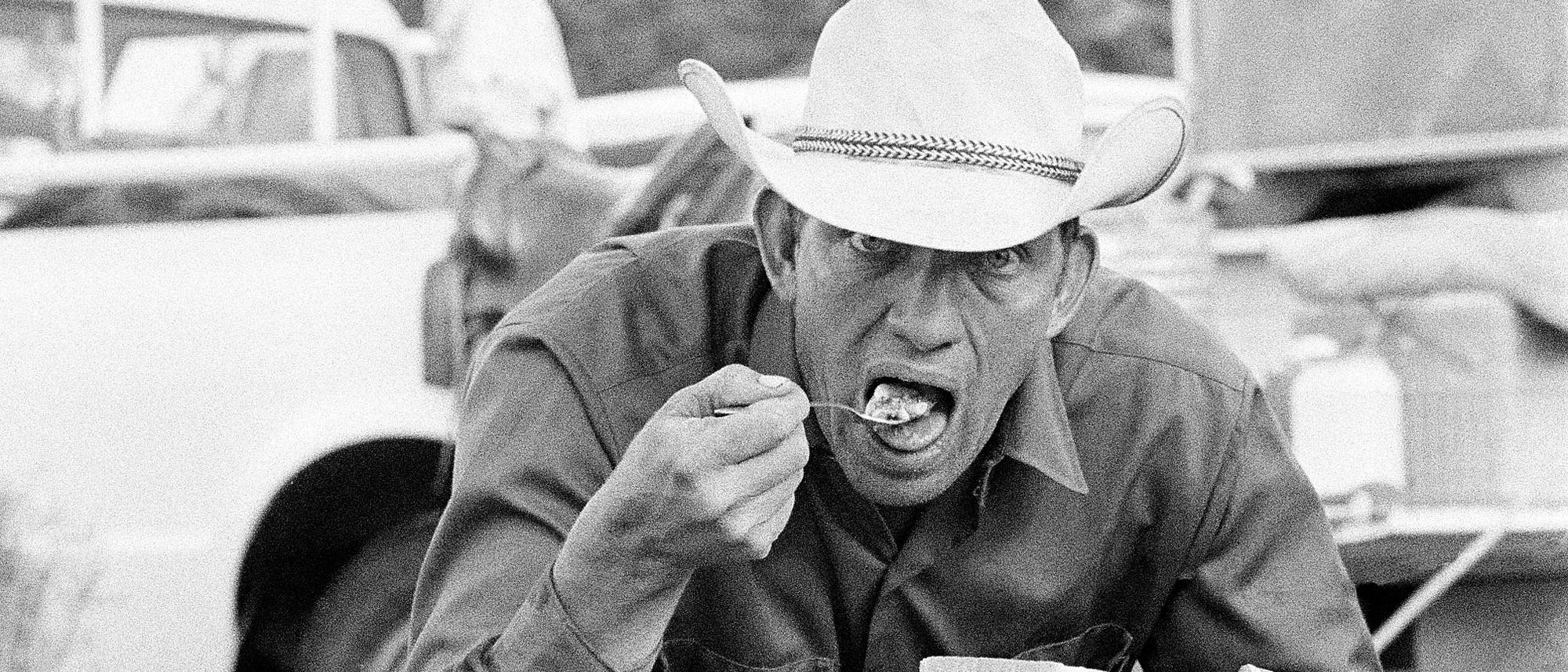 Ein Cowboy isst Bohnen.
