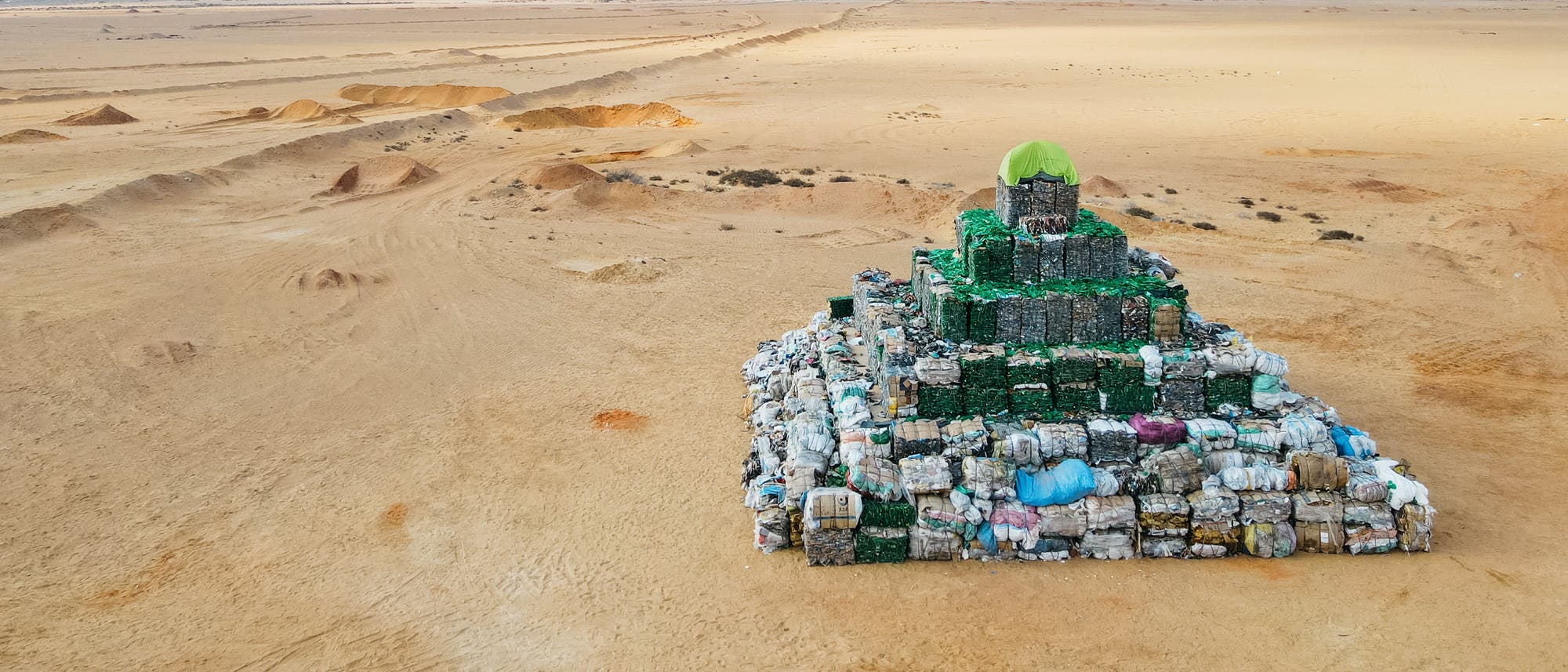 Eine Pyramide aus Ballen von Altplastik in der ägyptischen Wüste.