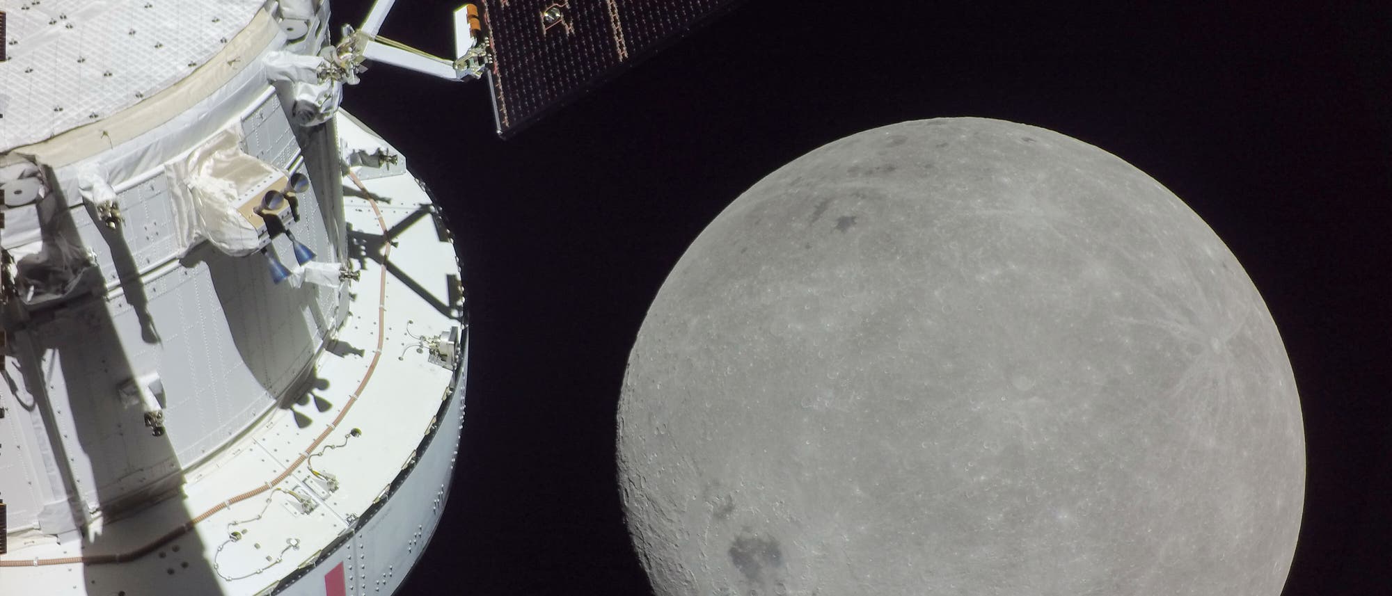 Blick auf den nahenden Mond aus Sicht der Orion-Kapsel – aufgenommen von einer Kamera an der Spitze eines ihrer Solarmodule.