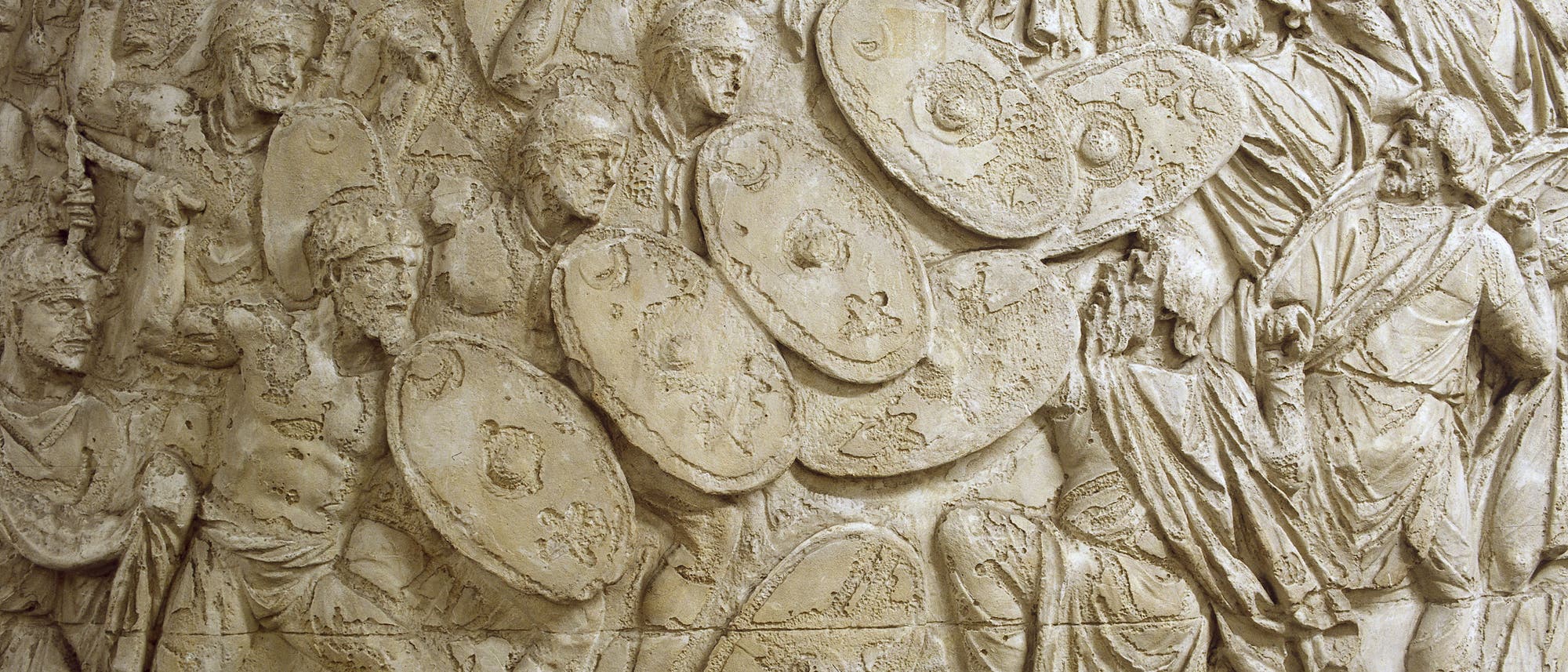 Gipsabguss eines Reliefs von der Trajanssäule in Rom. Römische Soldaten kämpfen gegen dakische Truppen.