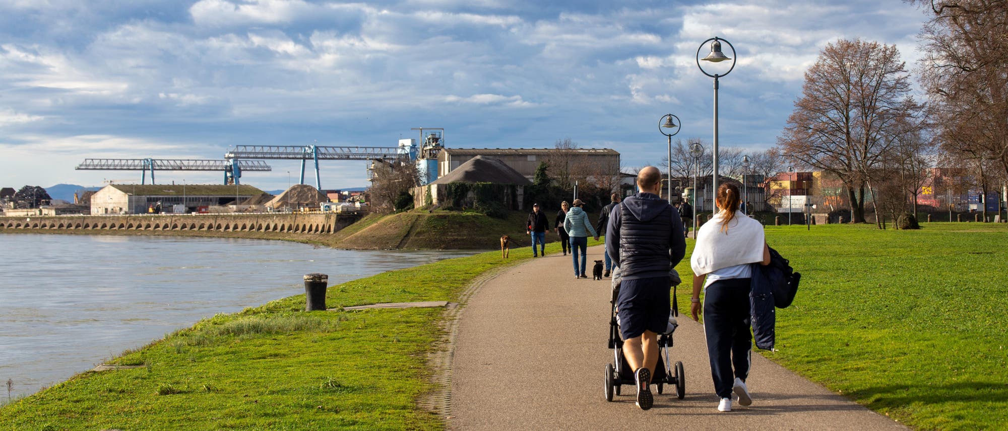 Spaziergänger an Silvester auf der Parkinsel in Ludwigshafen
