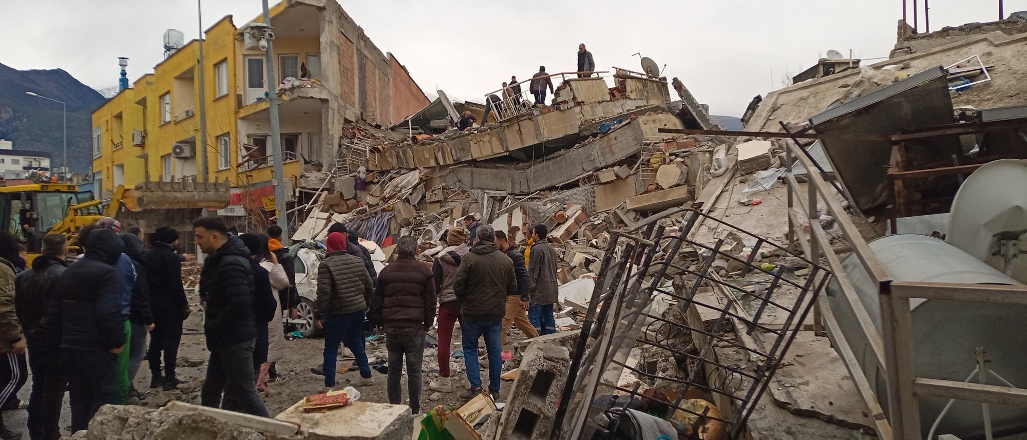 Eingestürztes Gebäude in Iskenderun nach dem Beben vom 6.2. mit Rettungskräften.