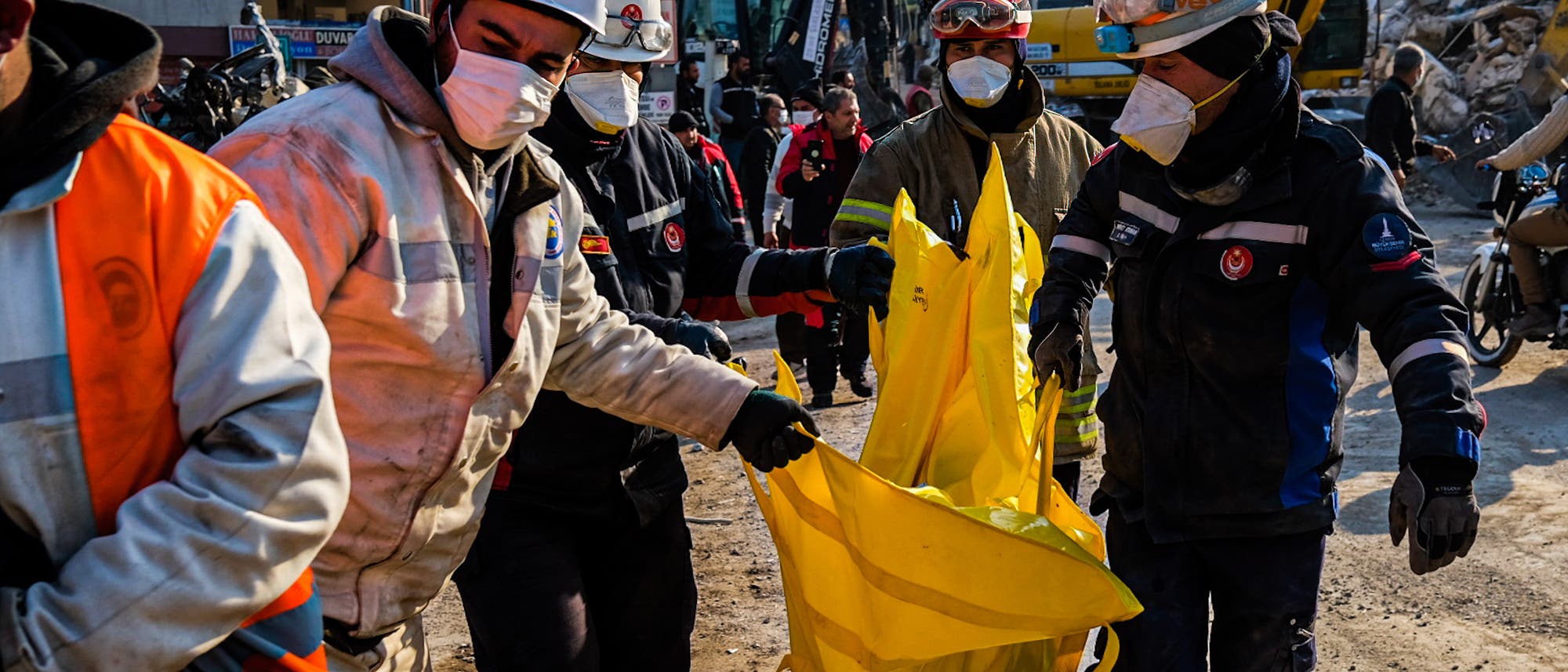 Februar 2023: Rettungskräfte transportieren ein Opfer des Erdbebens in der türkischen Provinz Hatay 