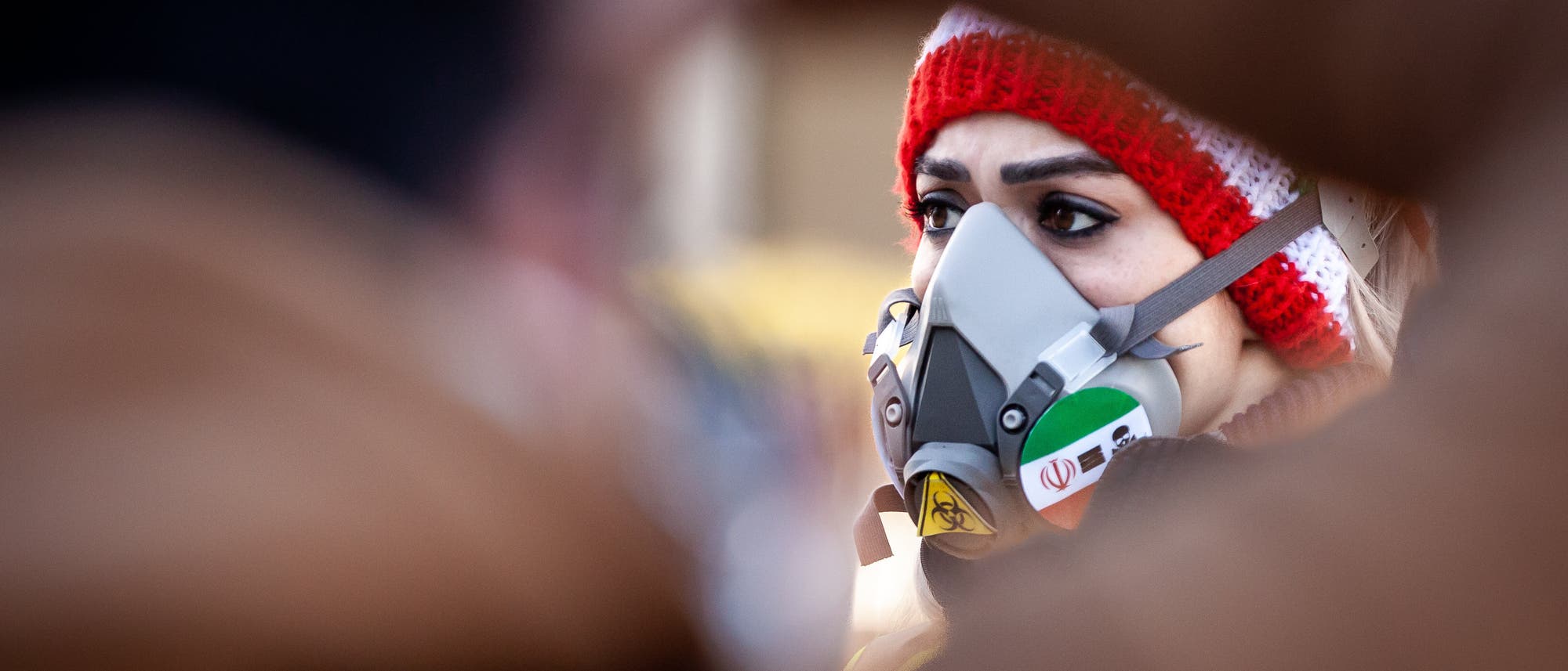 Eine Frau mit Gasmaske bei einer Demonstration gegen das Regime im Iran.