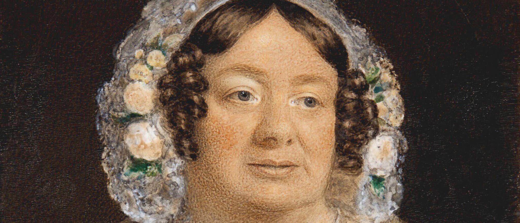 Ein Portr&auml;t einer Person in einem klassischen Kunststil. Die Person tr&auml;gt eine dekorative Kopfbedeckung mit Blumenmotiven. Der Hintergrund ist dunkel gehalten, wodurch das Gesicht und die Details der Kopfbedeckung hervorgehoben werden. Das Bild zeigt feine Pinselstriche und eine sorgf&auml;ltige Farbgebung, die den Ausdruck und die Textur der Haut betonen.