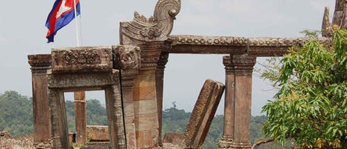 Kambodschas Flagge weht über der Tempelanlage Preah Vihear