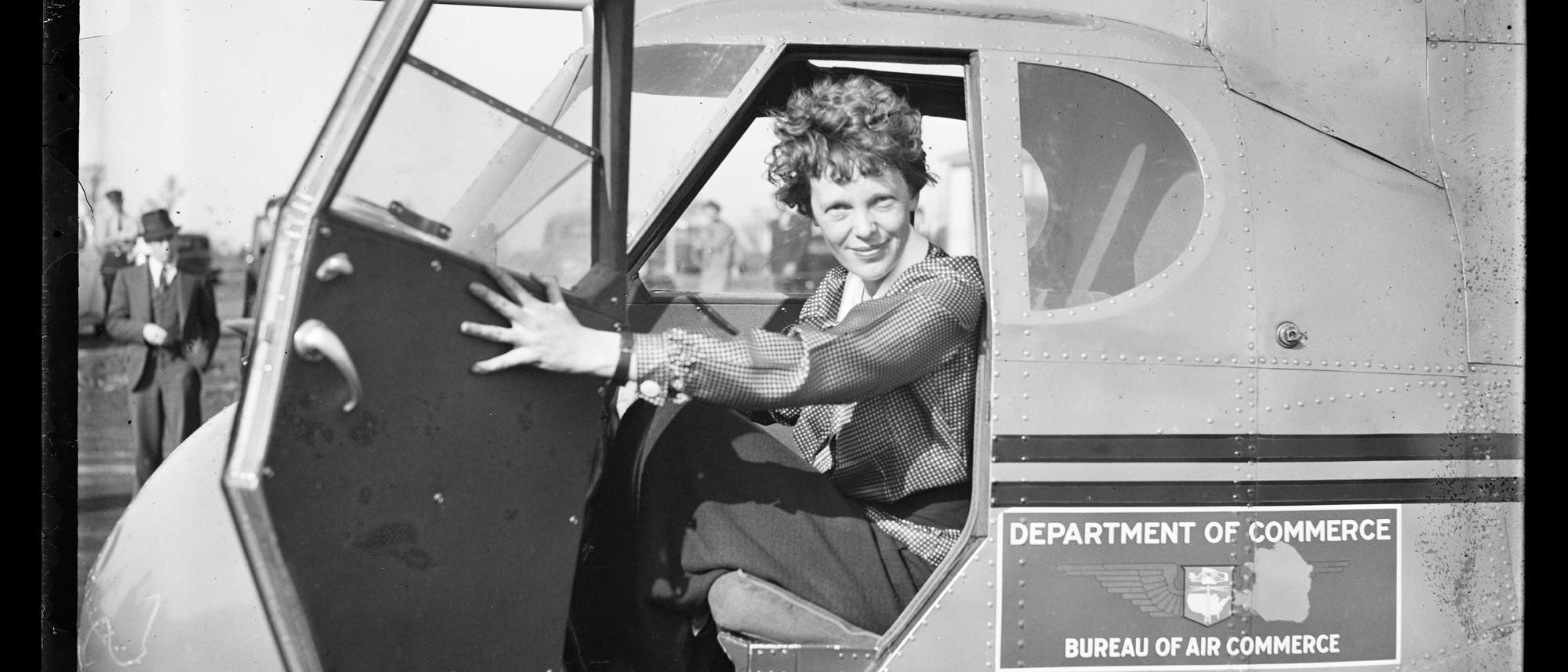 Amelia Earhart vor ihrem Flugzeug