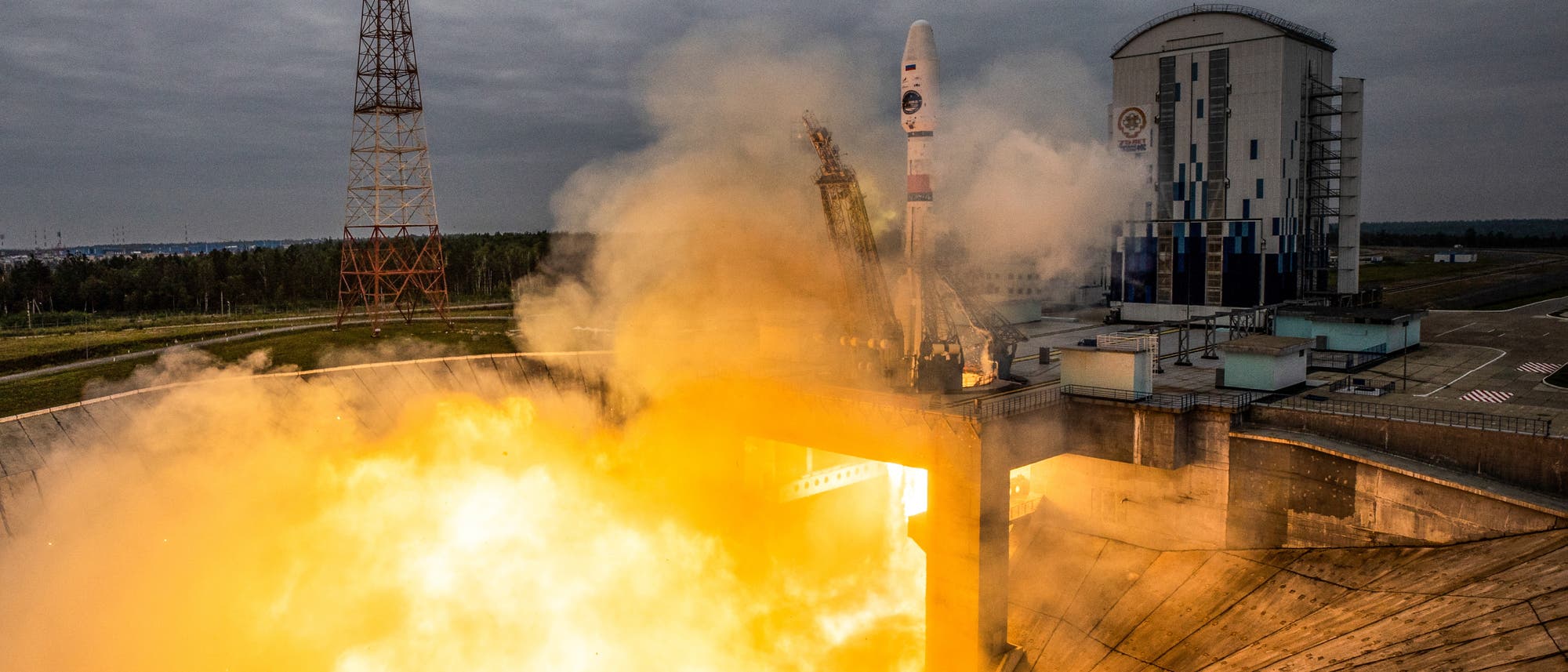 Start der Trägerrakete mit der Raumsonde »Luna-25« vom russischen Weltraumbahnhof Wostotschny. Die Rakete steht noch auf dem Launch-Pad und hat gerade gezündet. 