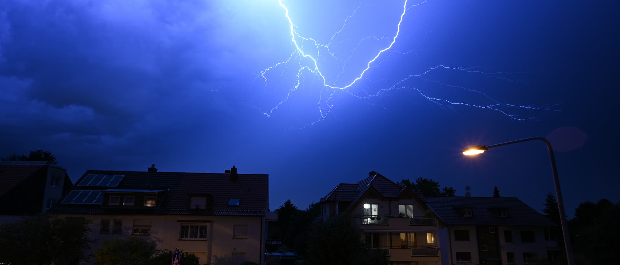 Stylische Langzeitbelichtung eines Blitzes in der Nacht.