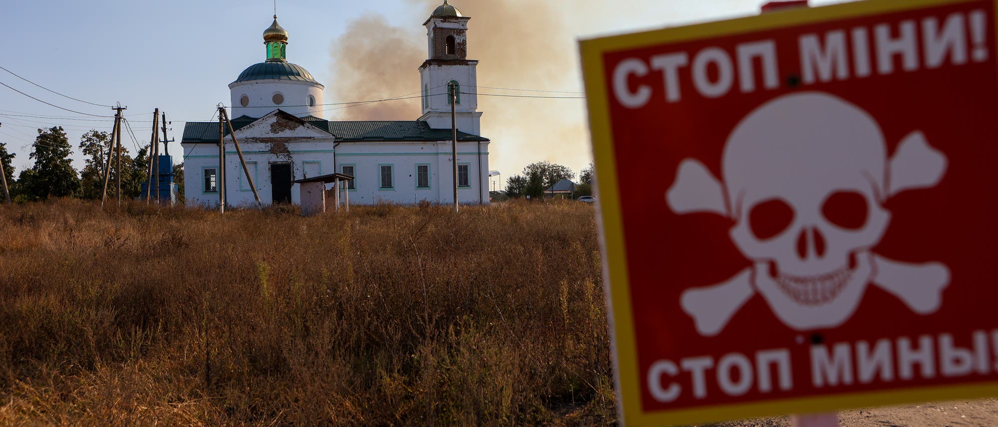 Ein Feuer auf verminten Feldern in der ukrainischen Region Charkiw