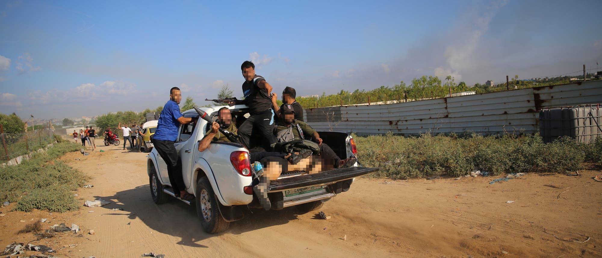 Palästinensische Kämpfer fahren mit der Leiche der Deutsch-Israelin Shani Louk in den Gazastreifen. 