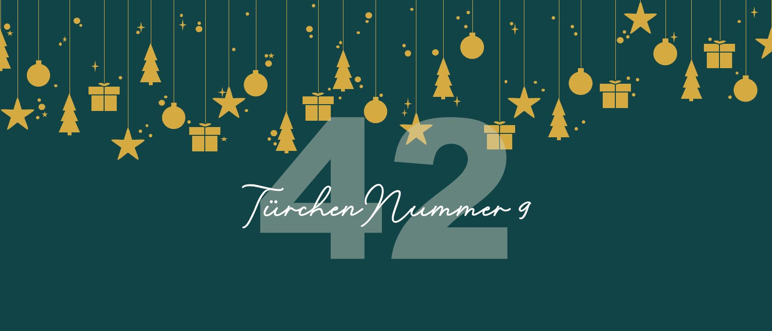 Eine künstlerische Darstellung mit einem dunkelgrünen Hintergrund, auf dem die Zahl "42" in großen, transparenten Ziffern zu sehen ist. Darüber schwebt der Text "Türchen Nummer 9" in eleganter, weißer Schrift. Am oberen Rand hängen goldene Symbole wie Sterne, Tannenbäume, Kugeln und Geschenke, die eine festliche Atmosphäre schaffen.