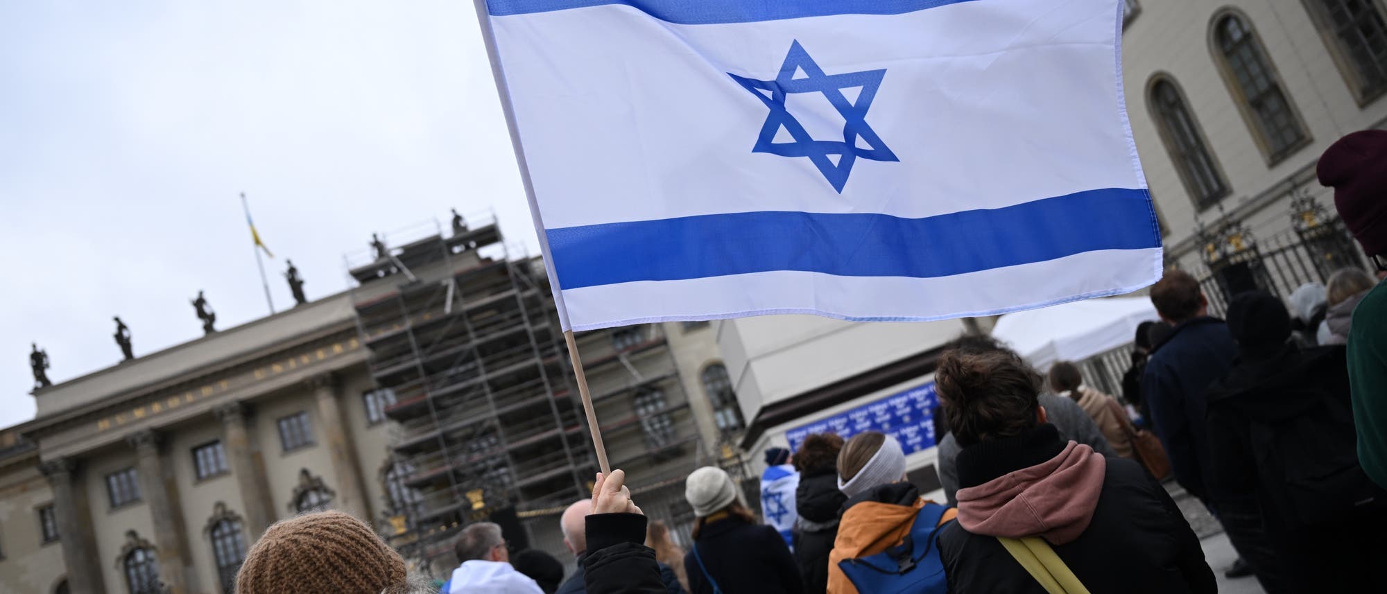 Teilnehmer stehen bei der Kundgebung »Fridays for Israel« mit Israelflaggen.