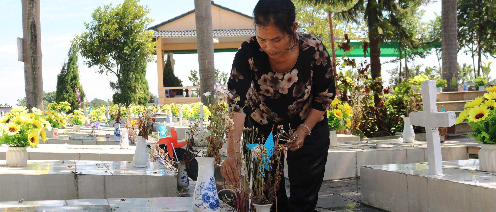 Nguyen Thi Nhiem zündet auf einem Friedhof Räucherstäbchen an. Sie hat den Friedhof 2007 für ungeborene Kinder eingerichtet, um diesen eine würdige Ruhestätte zu bieten.