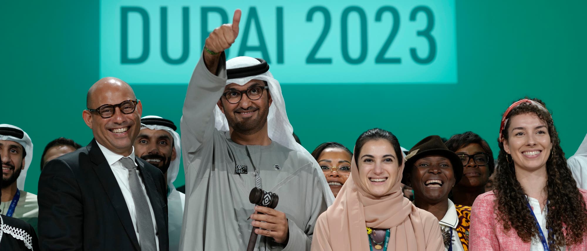 Daumen hoch! Am Ende der COP28 zeigen sich Sultan Al-Dschaber und Simon Stiell froh.