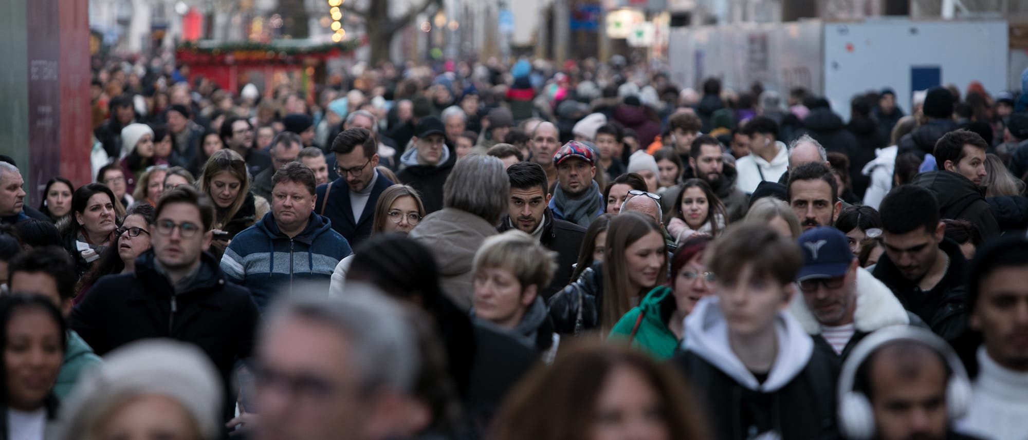 Viele Menschen in einer Fußgängerzone